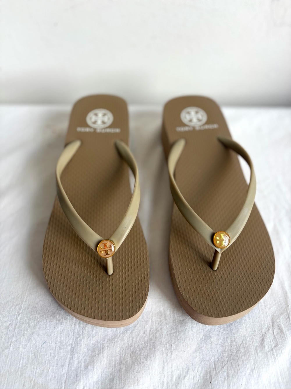 Tory Burch Taupe Thin Wedge Platform Flip Flops Sandals Gold Logo - Picture 6 of 15